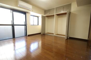 バルコニー側の洋室