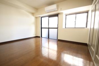 バルコニー側の洋室