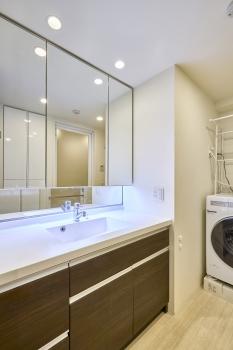 三面鏡裏収納付き洗面所