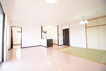 約２３．５帖のＬＤＫ。キッチンからリビングを見渡せる間取り