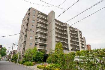 総戸数78戸の中規模マンション。飯塚3丁目公園まで徒歩１分