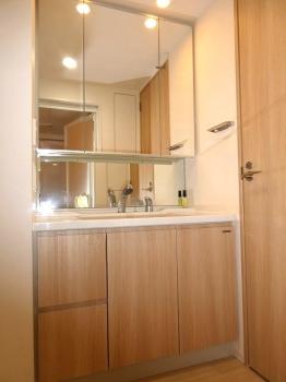 三面鏡裏収納付洗面化粧台