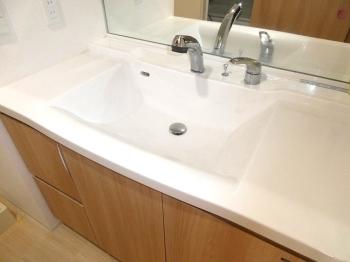 使い勝手の良いワイドな洗面台