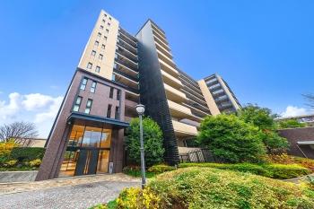 落ち着いた色合いのモダンで高級感のある外観