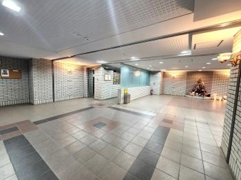 シックな照明の明かりがともる気品と格調に彩られたロビー