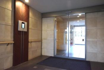 モニター付きオートロックが備わるエントランス