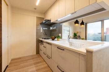 リビングを見守りながらお料理ができる対面式システムキッチン。２ＷＡＹタイプです。