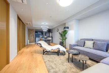 アクセントクロスが特徴的な約19.5帖のリビングダイニング