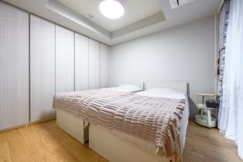 豊富な収納を備えた約6.3帖の洋室1