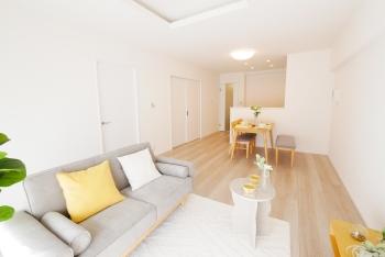 リビング　（写真に掲載の家具・家電等は販売価格に含みません。）