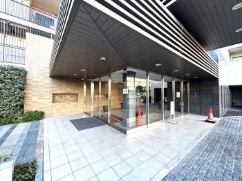 ガラス張りで明るいエントランス