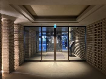 折上天井や飾り壁を施したエントランスホール