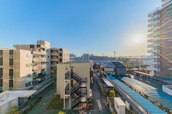 南側バルコニーから見た南側の眺望（眺望は永続的に保証されるものではありません）