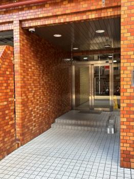 居住者を出迎えるマンション入口