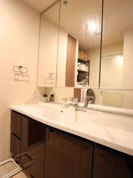 ミラー裏にたっぷり収納スペースを確保したベーシックな三面鏡付洗面化粧台