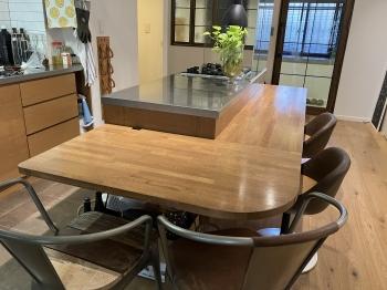 リビングやダイニングを見渡しながら調理ができる設計です。