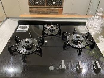 キッチンには3口コンロを採用。複数の調理を同時に進められます。