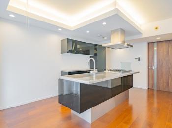 造り付け収納付きのアイランドキッチン（家具・什器は販売価格に含まれません。）