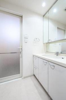 身だしなみを整えやすい、三面鏡付き洗面台です