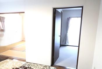 ダイニング先には南面に面した明るい居室を配置