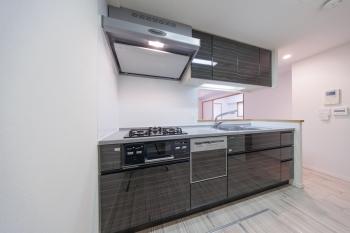 機能性と美しさを備えたシステムキッチン（食器洗浄乾燥機付き）