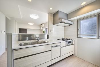 リビングの様子を見ながら家事ができる対面式キッチン。