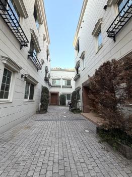 白を基調とした洋風なエントランスアプローチ