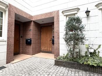 タイル貼りの玄関