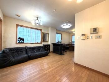 陽光が差し込む、明るい空間。ご家族皆様でゆったりとお寛ぎいただけます。