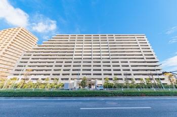 目の前は交通利便性の高い道路です