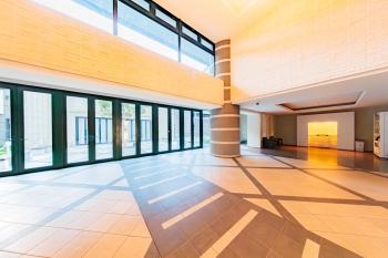 吹き抜けのエントランス