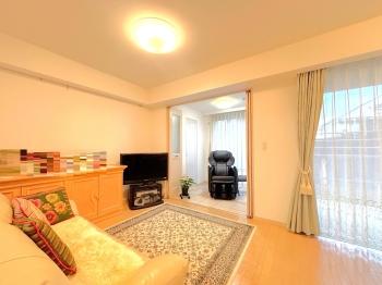 ゆとりを感じる天井高2.6mのリビングダイニング