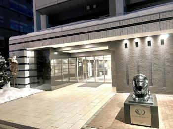 ライオン像とアプローチのあるフラットなエントランス