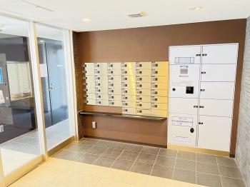 エントランスホール部分にはメールボックスと宅配ボックス有