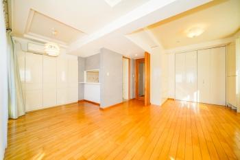 南西向きバルコニーに面したリビングダイニング