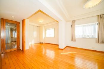 リビングダイニングには造り付けの収納が多く、利便性がございます。