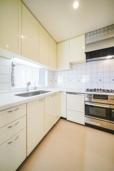 約３．８帖の作業スペースも広いＬ字型キッチン。