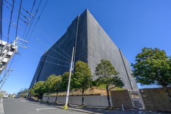 現地外観を南西側から撮影（眺望は永続的保証されるものではありません）