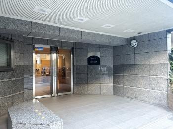 モノトーンで統一されたシックなエントランス