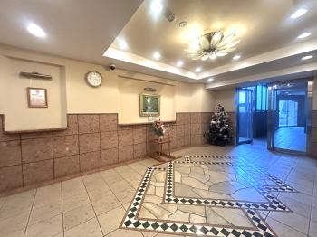 住民を暖かく迎え入れるロビー