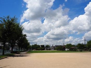 マンション北側徒歩1分（約40m）に開放感あふれる平田東公園