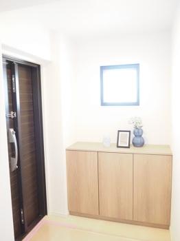 明るい窓付き、大型収納付きのシューズボックス