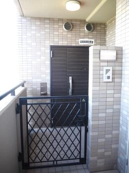 一戸建の雰囲気を漂わせる玄関ポーチ付