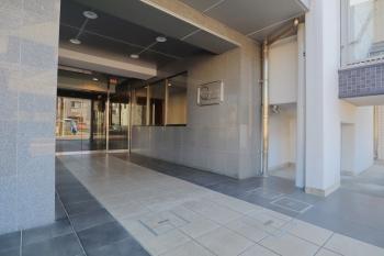 エントランスには来訪者を確認できるオートロック