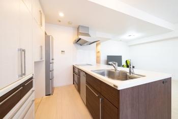 リビングにいるご家族との会話を楽しみながら調理できる対面式キッチンです。