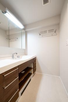 身だしなみを整えやすい、三面鏡・シャワー付き洗面化粧台です。