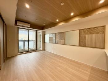 木目調アクセントで柔らかい印象のリビングダイニング