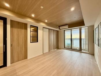 木目調アクセントで柔らかい印象のリビングダイニング