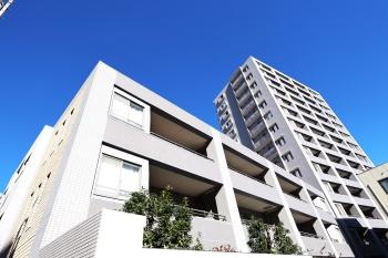 重厚感のあるマンション外観