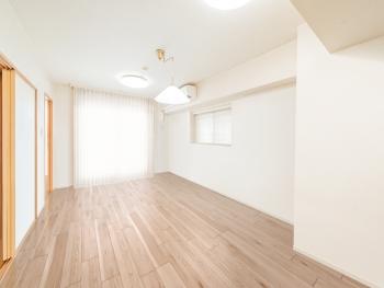 約12.6帖の南向きのリビングダイニング（CGで作成したリフォームイメージです）